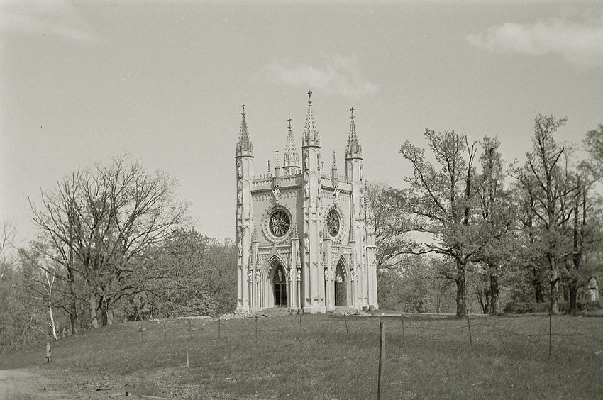 Петергоф. Церковь Александра Невского. архивная фотография, Немецкое фото. Лето 1942 года. Источник: dlyakota.ru/65943-petergof-leto-1942-g.html