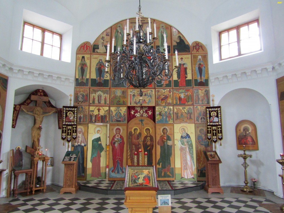 Церковь Петра и Павла в усадьбе Знаменка, Знаменка (Санкт-Петербург, Петродворцовый район, г. Санкт-Петербург). интерьер и убранство, Иконостас. Внутреннее убранство.