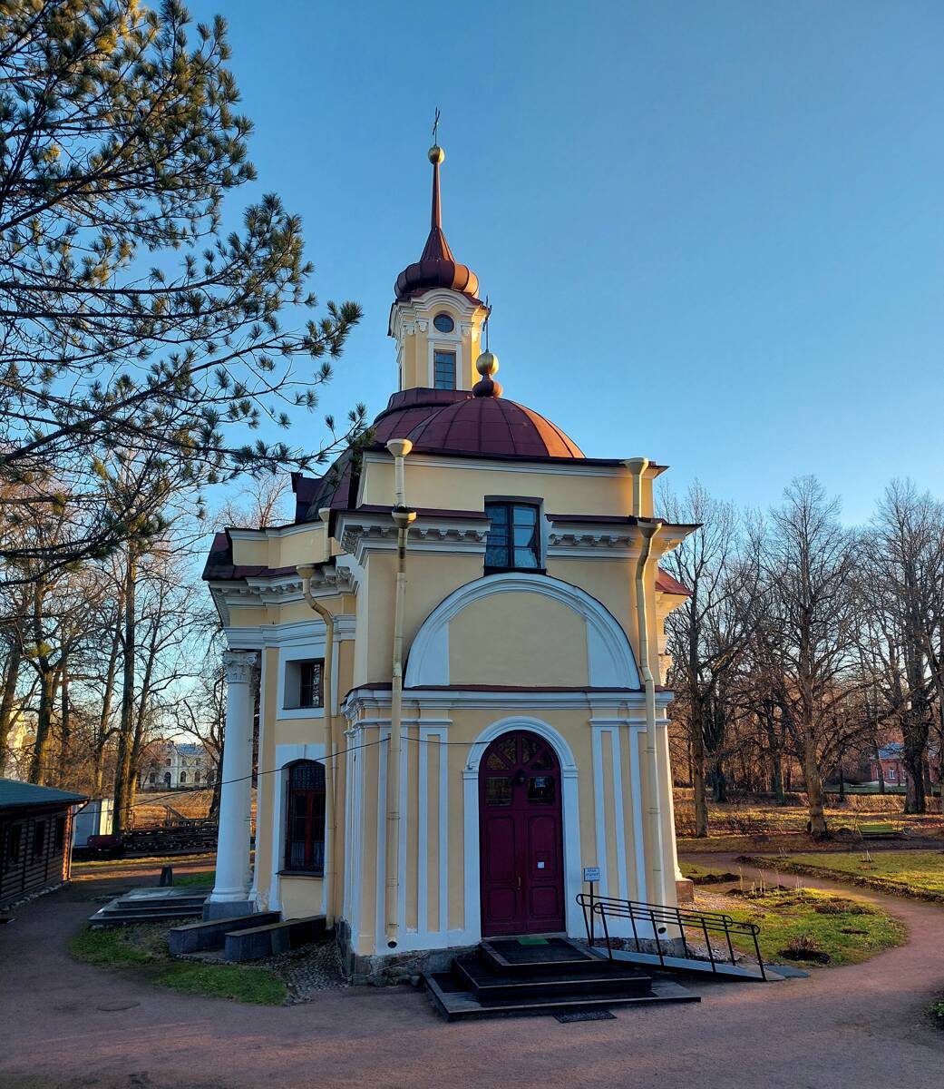 Церковь Петра и Павла в усадьбе Знаменка, Знаменка (Санкт-Петербург, Петродворцовый район, г. Санкт-Петербург). фасады