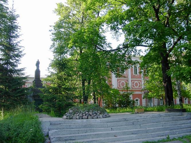 Троицкая Сергиева Приморская пустынь, Стрельна (Санкт-Петербург, Петродворцовый район, г. Санкт-Петербург). дополнительная информация, Вид на Сергиевскую церковь и склеп генерала Чичерина