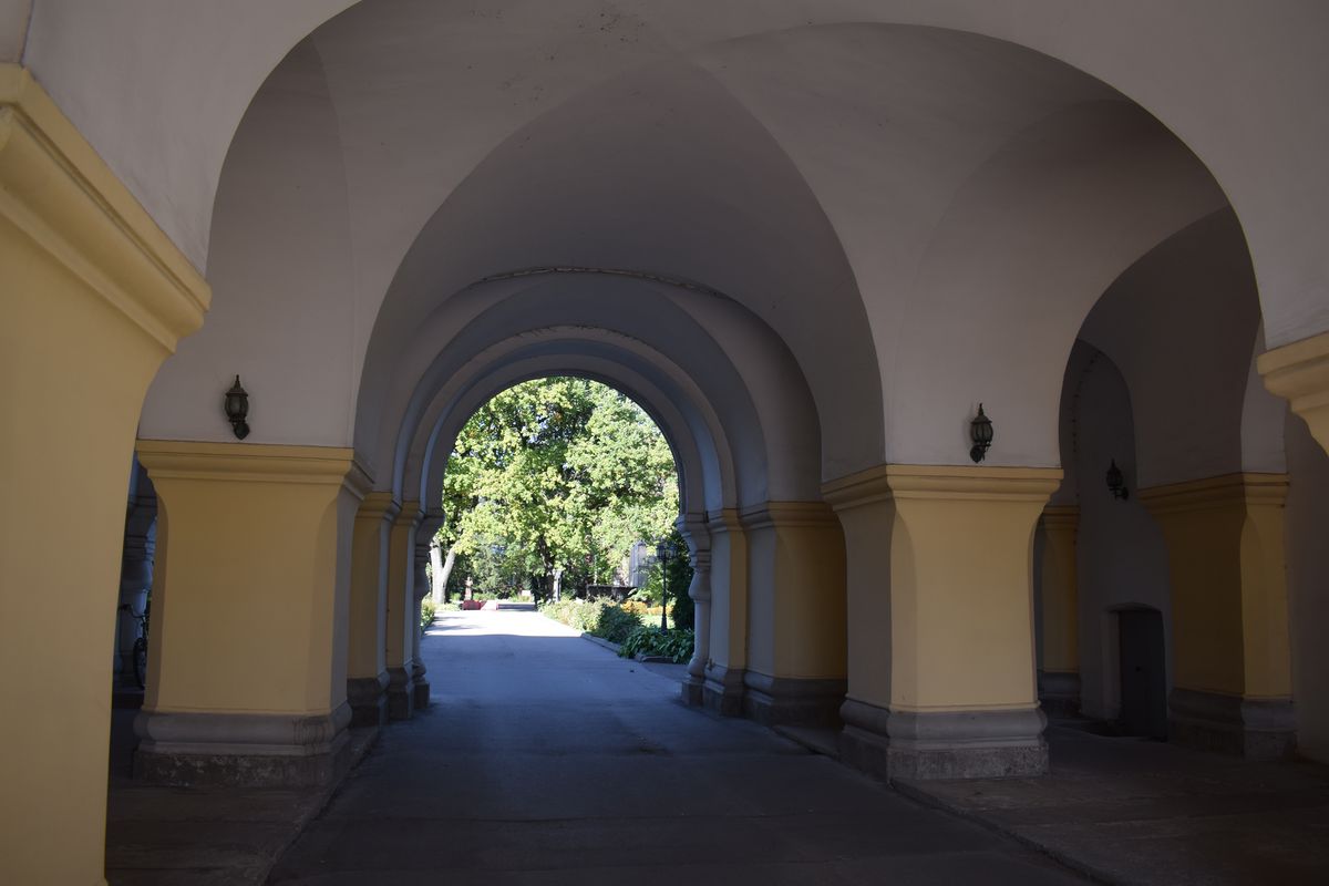 Троицкая Сергиева Приморская пустынь, Стрельна (Санкт-Петербург, Петродворцовый район, г. Санкт-Петербург). архитектурные детали, Вход в монастырь - ворота братского корпуса