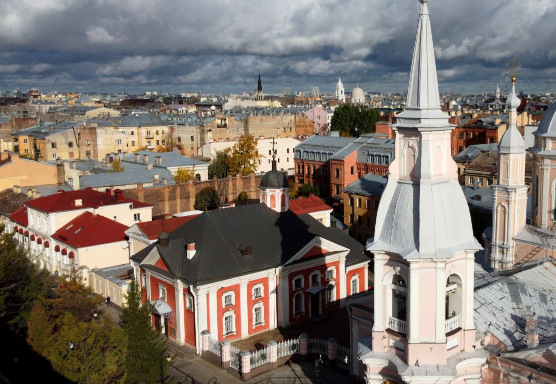 Церковь Трёх Святителей, Василеостровский район (Санкт-Петербург, г. Санкт-Петербург). общий вид в ландшафте