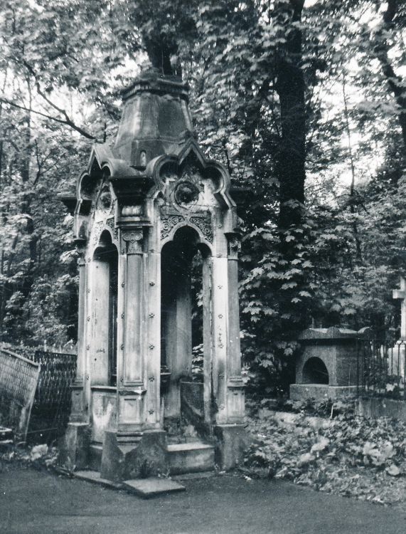 Церковь Смоленской иконы Божией Матери, Василеостровский район (Санкт-Петербург, г. Санкт-Петербург). дополнительная информация, усыпальница Смоленского кладбища