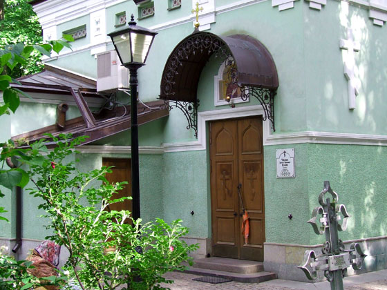Часовня Ксении Петербургской на Смоленском кладбище, Василеостровский район (Санкт-Петербург, г. Санкт-Петербург). архитектурные детали, Вход в часовню.