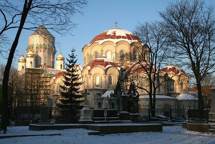 Воскресенский Новодевичий монастырь, Московский район (Санкт-Петербург, г. Санкт-Петербург). фасады, Слева реставрируемый собор Воскресения Христова, справа - Казанская церковь