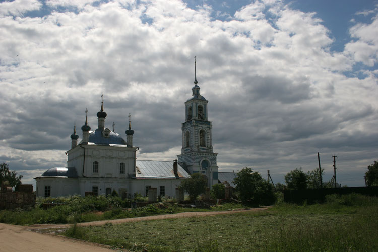 Городище. Церковь Рождества Пресвятой Богородицы. общий вид в ландшафте