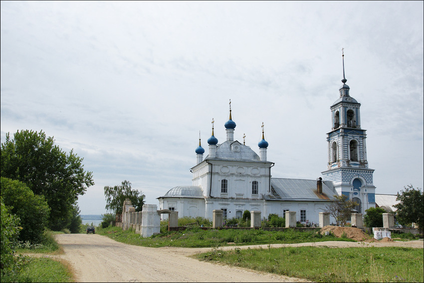 Городище. Церковь Рождества Пресвятой Богородицы. общий вид в ландшафте