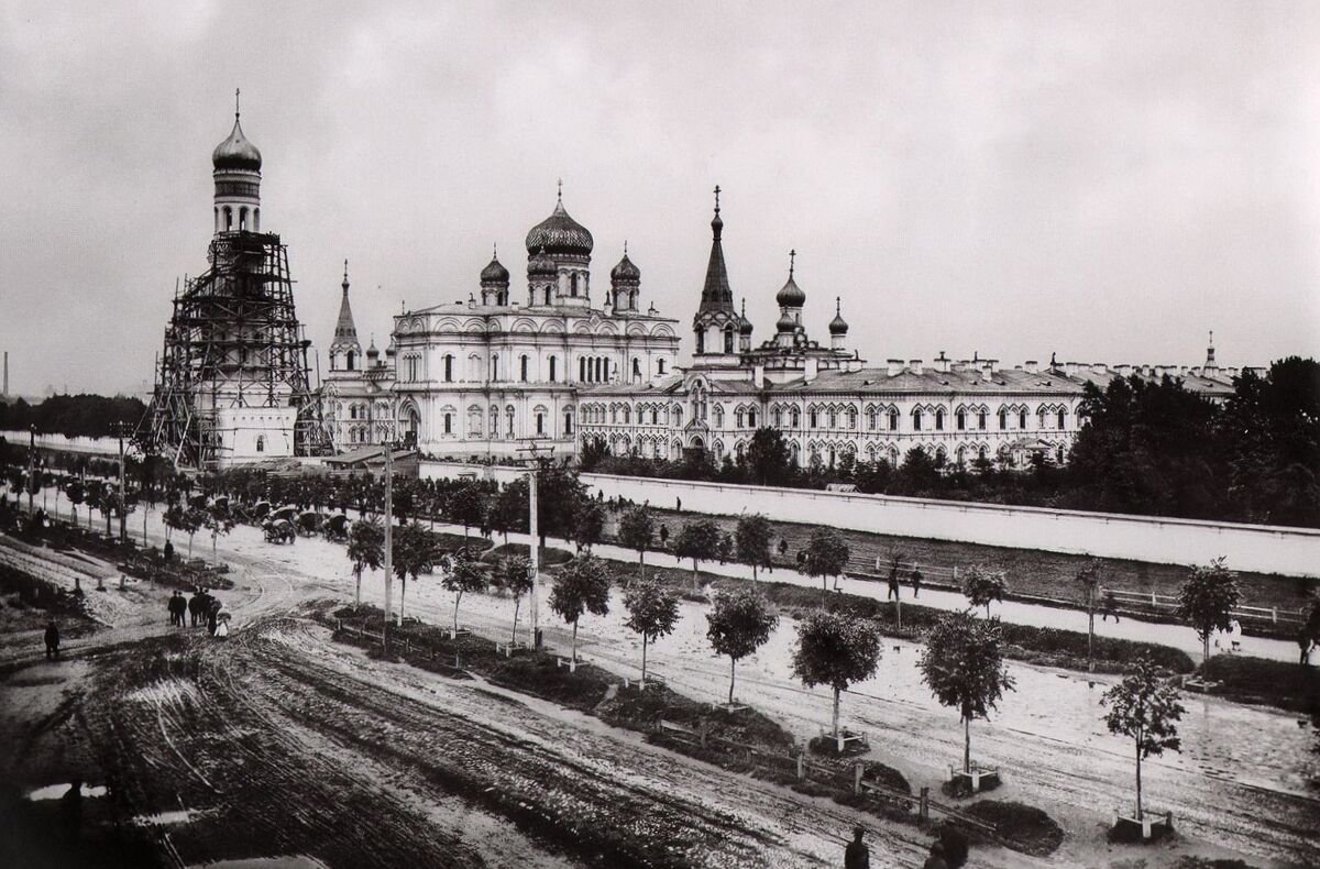 Воскресенский Новодевичий монастырь, Московский район (Санкт-Петербург, г. Санкт-Петербург). архивная фотография, Фото 1895-1900 гг.  Строительство монастырской колокольни по проекту Л. Н. Бенуа и В. П. Цейдлера.