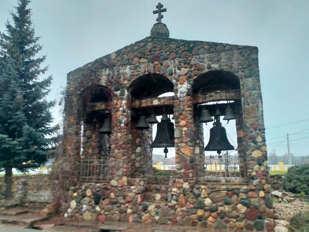 Церковь Покрова Пресвятой Богородицы, Воскресенское (Богородский городской округ, Московская область). дополнительная информация, Звонница при входе 