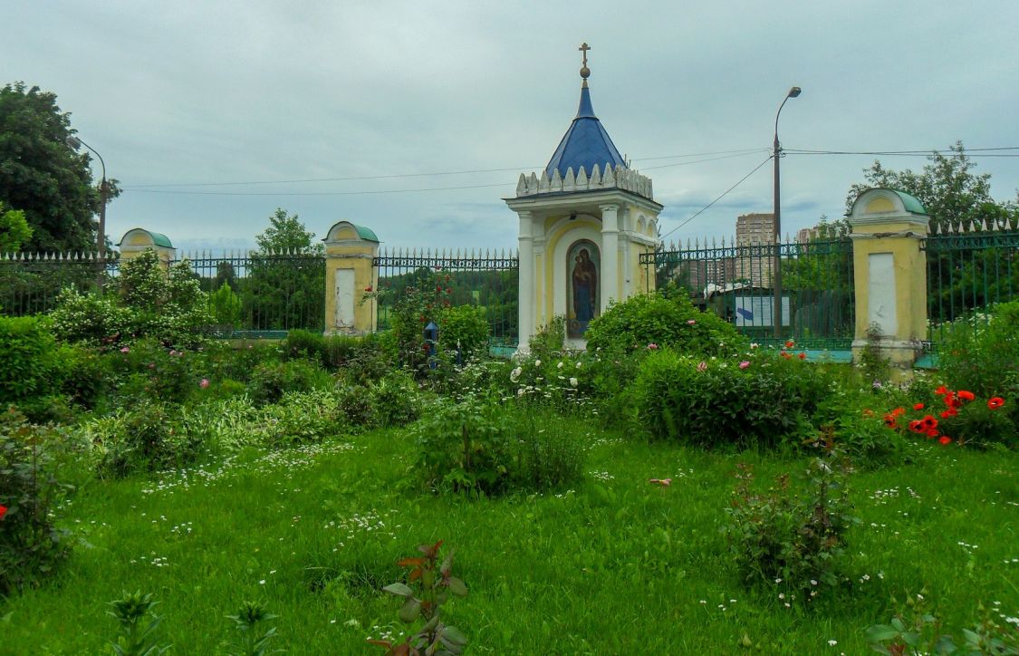 Церковь Николая Чудотворца, Гребнево (Щёлковский городской округ и г. Фрязино, Московская область). дополнительная информация, Ограда храма с киотом