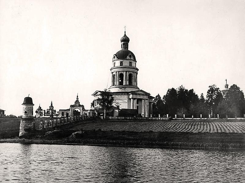 Вид на Никольскую церковь с противоположного берега пруда. Датировка: 1930-е гг. ГНИМА им. Щусева, архивная фотография. Церковь Николая Чудотворца, Гребнево (Щёлковский городской округ и г. Фрязино, Московская область)