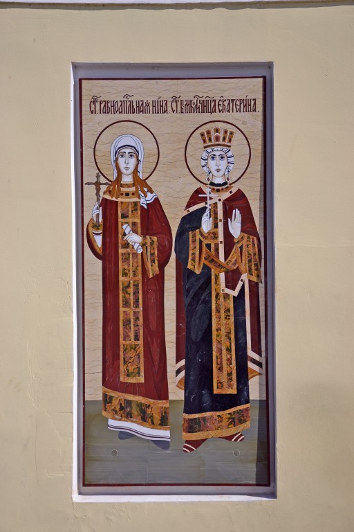 Церковь Зачатия Анны в Лопасне-Зачатьевском, Чехов (Чеховский городской округ, Московская область). дополнительная информация, Образа св. мучениц Ирины и Дарьи на воротах ограды