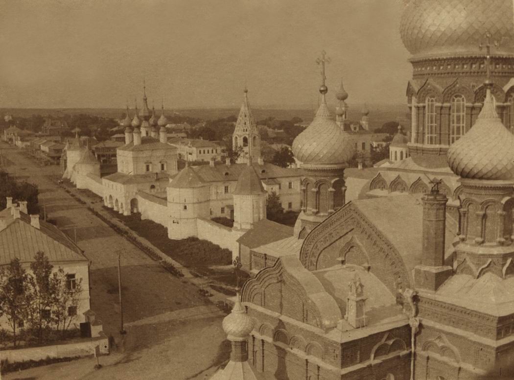 Собор Троицы Живоначальной, Юрьев-Польский (Юрьев-Польский район, Владимирская область). архивная фотография, Фотография сделана с колокольни Георгиевского собора. Здесь видны фасады и главки Троицкого собора (
