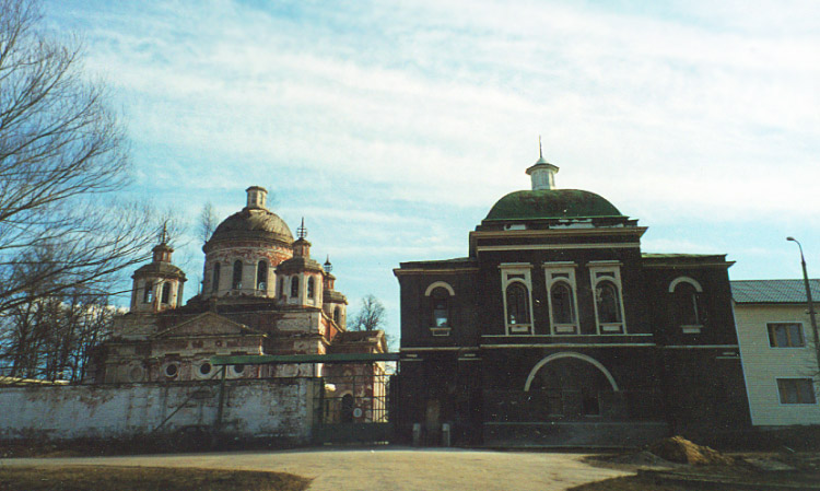 Авдотьино. Николо-Берлюковская пустынь. архивная фотография, Храм во имя святителя Василия Великого над святыми воротами. На заднем плане - соборный храм Христа Спасителя