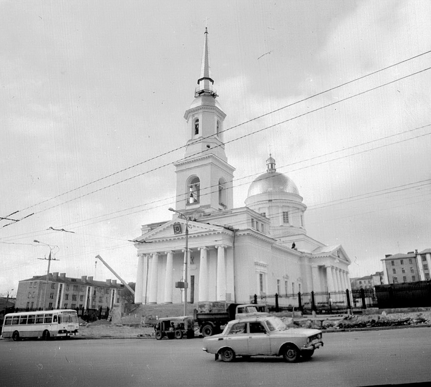 Ижевск. Собор Александра Невского. фасады, Фотография неизвестного автора. Оцифровка черно-белого негатива. Реставрация собора, октябрь 1995г.