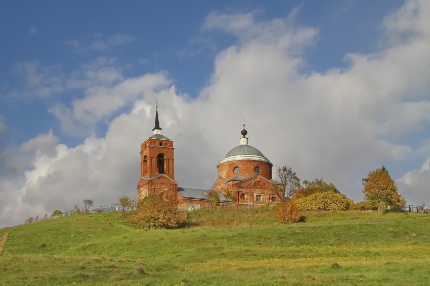 Николо-Ленивец. Церковь Троицы Живоначальной. общий вид в ландшафте