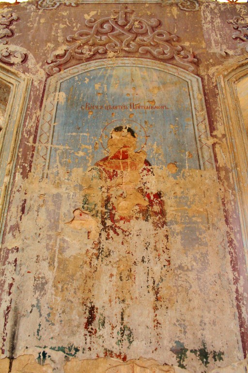 Церковь Троицы Живоначальной, Николо-Ленивец (Дзержинский район, Калужская область). интерьер и убранство, Сохранившаяся роспись южного фасада основного объёма храма, изображение великомученика Пантелеймона