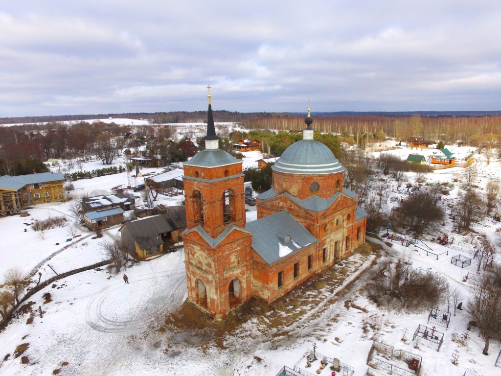 Церковь Троицы Живоначальной, Николо-Ленивец (Дзержинский район, Калужская область). общий вид в ландшафте, Вид с юго-запада, фото с квадрокоптера