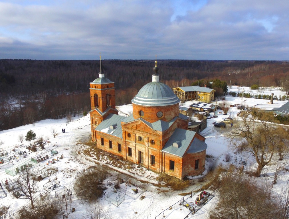 Церковь Троицы Живоначальной, Николо-Ленивец (Дзержинский район, Калужская область). общий вид в ландшафте, Вид с юго-востока, фото с квадрокоптера