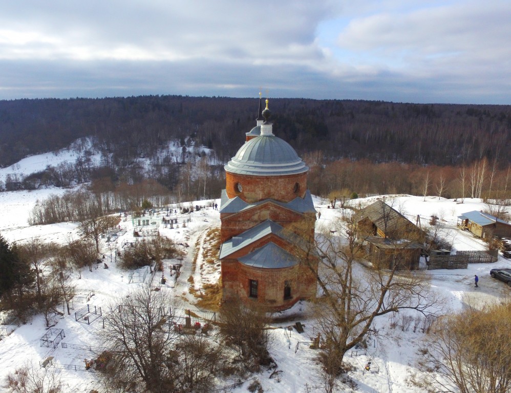 Церковь Троицы Живоначальной, Николо-Ленивец (Дзержинский район, Калужская область). общий вид в ландшафте, Вид с востока, фото с квадрокоптера