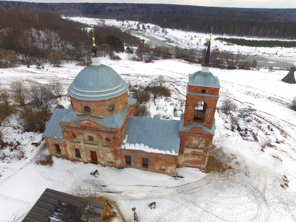 Церковь Троицы Живоначальной, Николо-Ленивец (Дзержинский район, Калужская область). общий вид в ландшафте, Вид с севера, фото с квадрокоптера