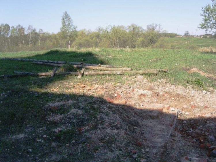 Церковь Рождества Христова, Карамышево (Дзержинский район, Калужская область). дополнительная информация, угол фундамента трапезной в раскопе с западной стороны