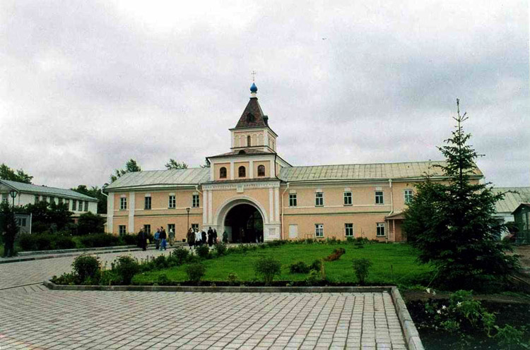 Оптина Пустынь, Козельск (Оптино) (Козельский район, Калужская область). дополнительная информация, надвратная церковь, вход в монастырь