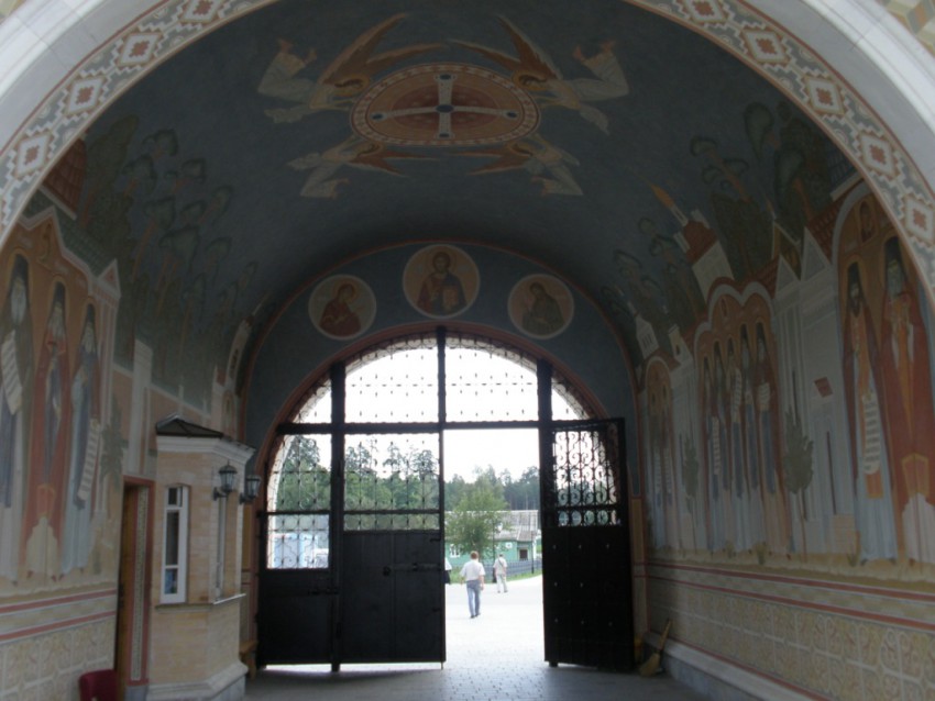Оптина Пустынь, Козельск (Оптино) (Козельский район, Калужская область). дополнительная информация, Ворота монастыря, над которыми располагается Владимирский храм.