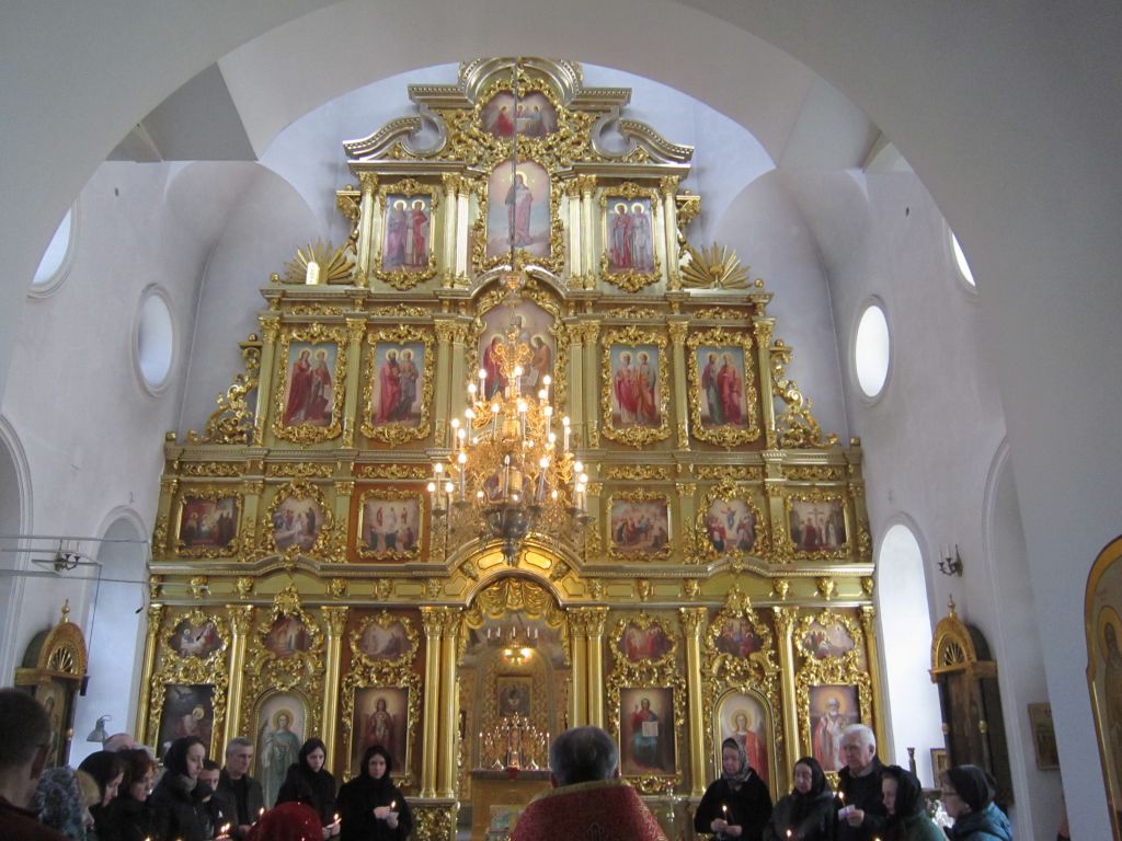 Церковь Николая Чудотворца в Клёнове, Клёново (Троицкий административный округ (ТАО), г. Москва). интерьер и убранство, Жемчужина храма-16 метровый резной позолоченный иконостас (2001-2004),работа русских мастеров из Нижнего Новгорода.