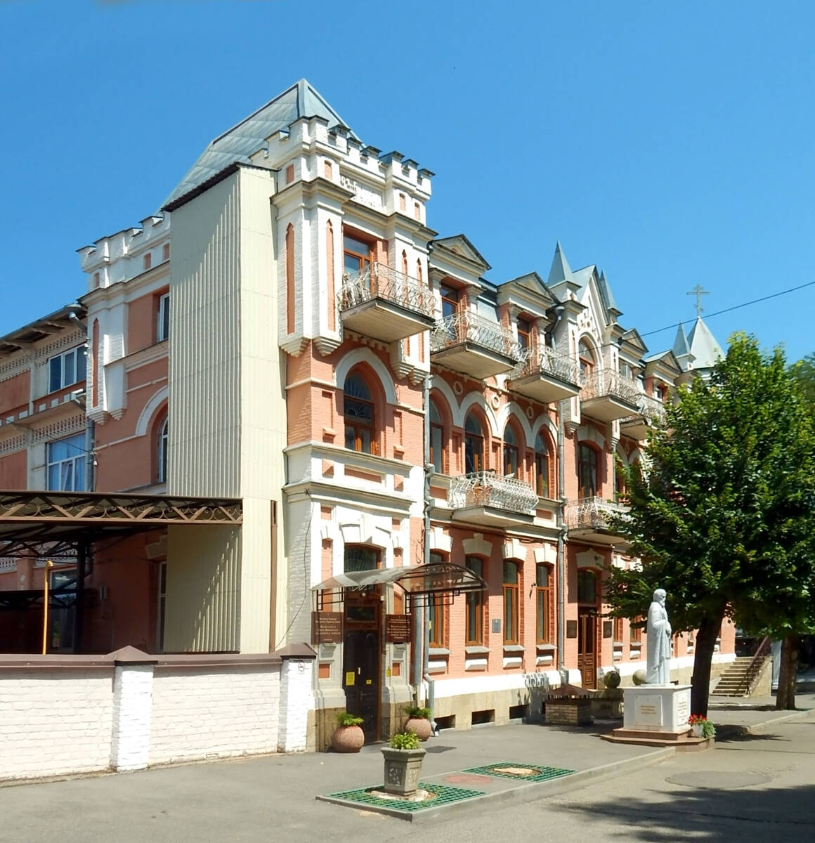 Собор Николая Чудотворца (новый), Кисловодск (Кисловодск, город, Ставропольский край). дополнительная информация, Свято-Никольская православная гимназия