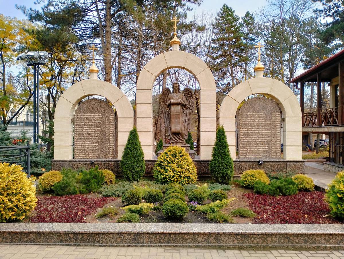 Собор Николая Чудотворца (новый), Кисловодск (Кисловодск, город, Ставропольский край). дополнительная информация, Мемориальный комплекс «Священнослужителям церкви» 