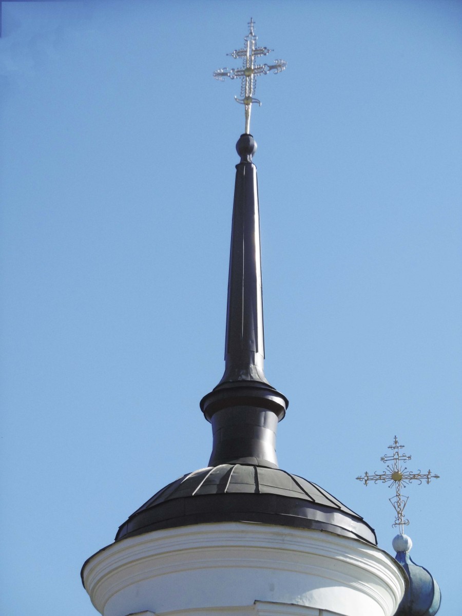 Церковь Воскресения Христова, Сарапул (Сарапульский район и г. Сарапул, Республика Удмуртия). архитектурные детали, Завершение колокольни- полусферический купол и шпиль с крестом