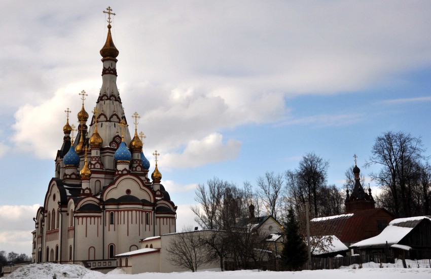 Долгопрудный. Церковь Казанской иконы Божией Матери в Тарбееве. общий вид в ландшафте