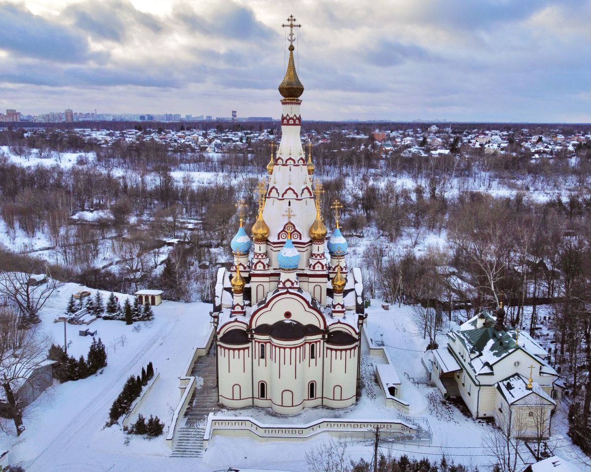 Долгопрудный. Церковь Казанской иконы Божией Матери в Тарбееве. общий вид в ландшафте, Вид с востока