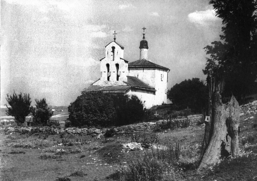 Изборск. Церковь Николая Чудотворца на Труворовом городище. архивная фотография, Фото конца 1950-х гг. из архива Потресова А.С.