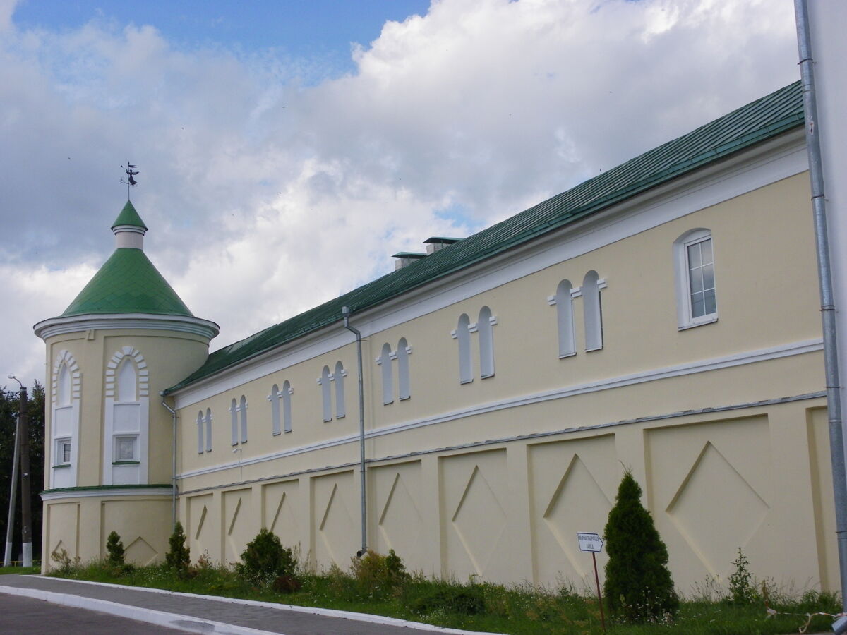 Тихонова пустынь, Льва Толстого, село (Дзержинский район, Калужская область). дополнительная информация, Стена с башней