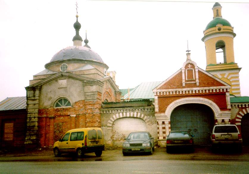Аносин Борисоглебский монастырь, Аносино (Истринский городской округ и ЗАТО Восход, Московская область). дополнительная информация, Святые врата. Слева, в линии ограды, церковь Димитрия Ростовского. Глава, виднеющаяся из-за ее купола, а также колокольня справа принадлежат расположенному за стеной Борисоглебскому собору.