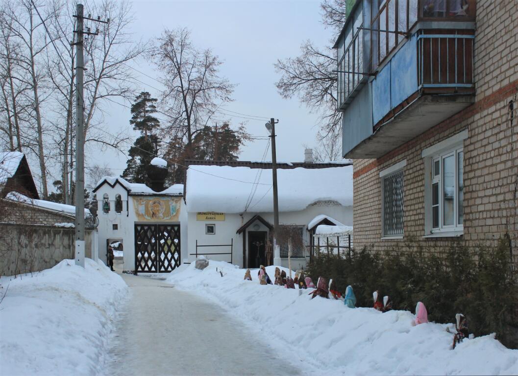 Спасо-Преображенский Гуслицкий монастырь, Куровское (Орехово-Зуевский городской округ, Московская область). архитектурные детали, Проход от ворот на основную территорию монастыря