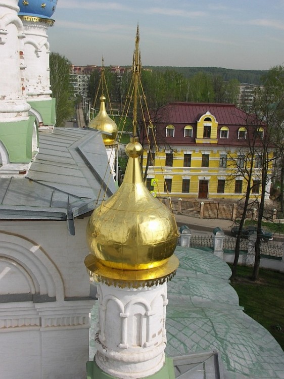 Церковь Благовещения Пресвятой Богородицы, Павловская Слобода (Истринский городской округ и ЗАТО Восход, Московская область). архитектурные детали, вид с колокольни на алтарные апсиды