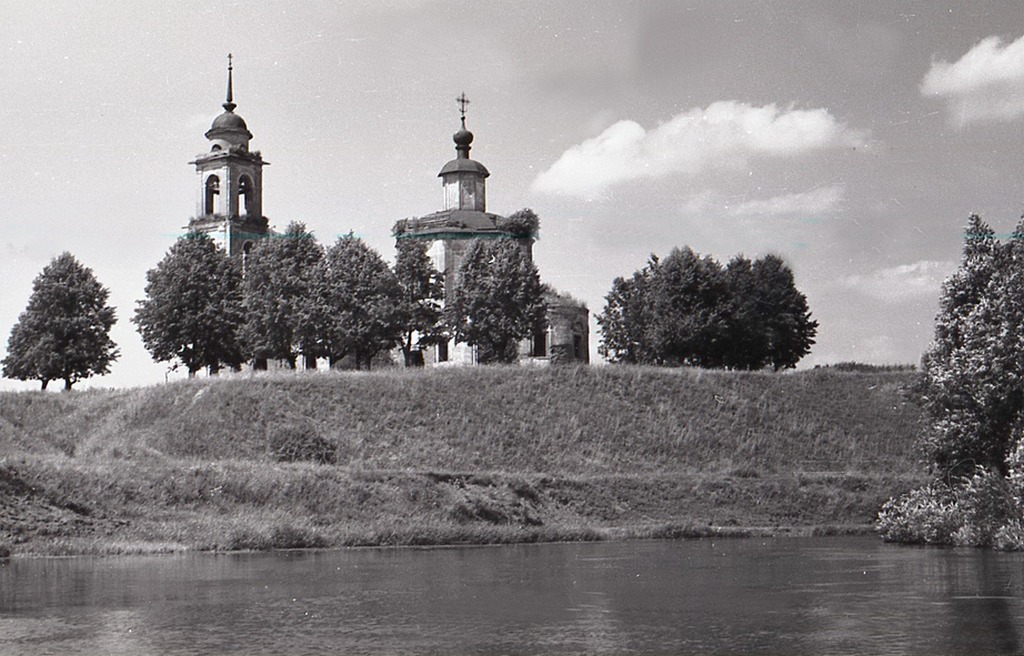 Церковь Петра и Павла, Лужки (Истринский городской округ и ЗАТО Восход, Московская область). архивная фотография, Церковь Петра и Павла в Лужках.Вид с реки Истра
