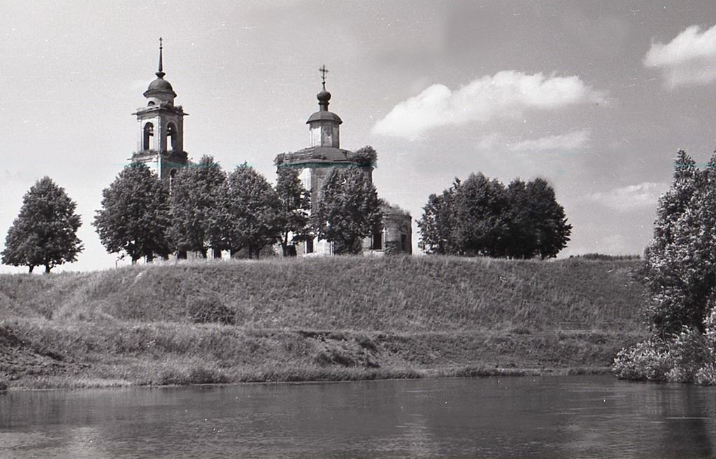 Лужки. Церковь Петра и Павла. архивная фотография, Церковь Петра и Павла в Лужках.Вид с реки Истра