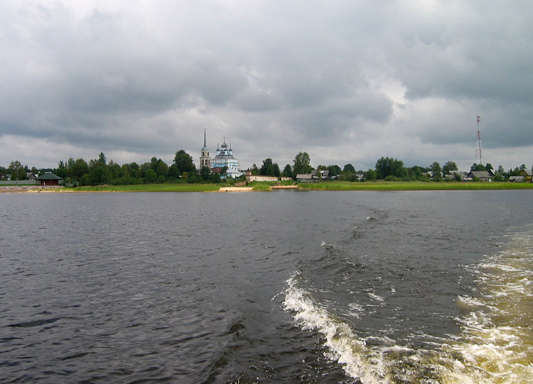 Церковь Введения во храм Пресвятой Богородицы, Кравотынь (Осташковский городской округ, Тверская область). общий вид в ландшафте