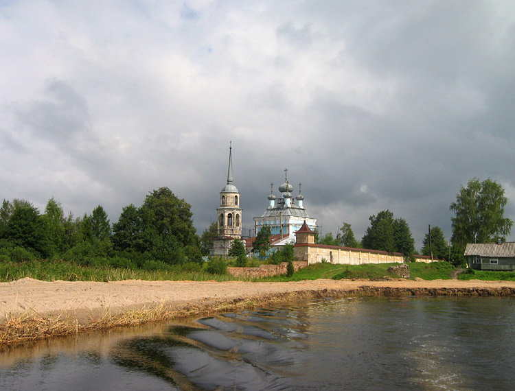 Кравотынь. Церковь Введения во храм Пресвятой Богородицы. общий вид в ландшафте