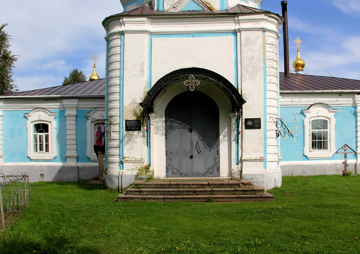 Церковь Введения во храм Пресвятой Богородицы, Кравотынь (Осташковский городской округ, Тверская область). архитектурные детали, Фрагмент западного фасада