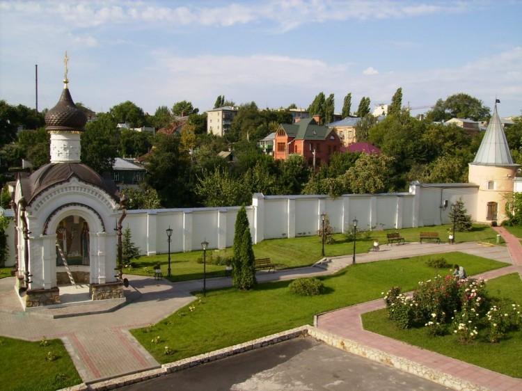 Воронеж. Алексеевский Акатов монастырь. архитектурные детали, Территория  монастыря - часовня,  угловая  башенка  и  дворик.