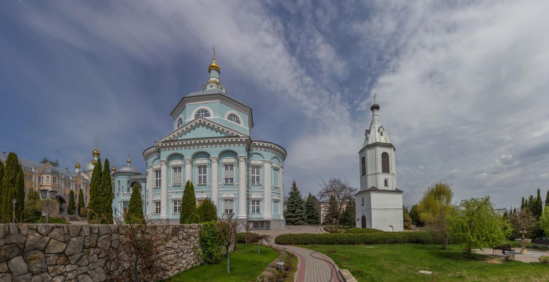 Воронеж. Алексеевский Акатов монастырь. фасады, Слева - Церковь Сергия Радонежского, в центре - Собор Алексия, митрополита Московского, правее - колокольня монастыря.