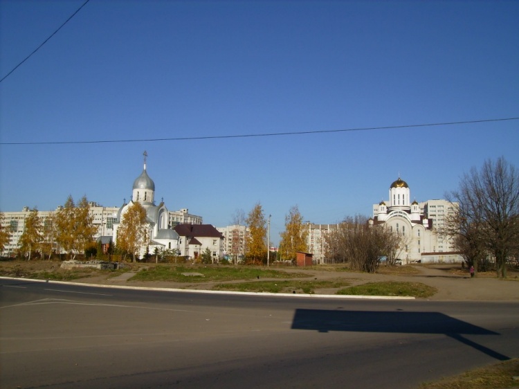 Церковь Александра Невского, Воронеж (Воронеж, город, Воронежская область). общий вид в ландшафте, Слева  -  храм  Александра  Невского,  справа  -  храм  Ксении  Петербургской