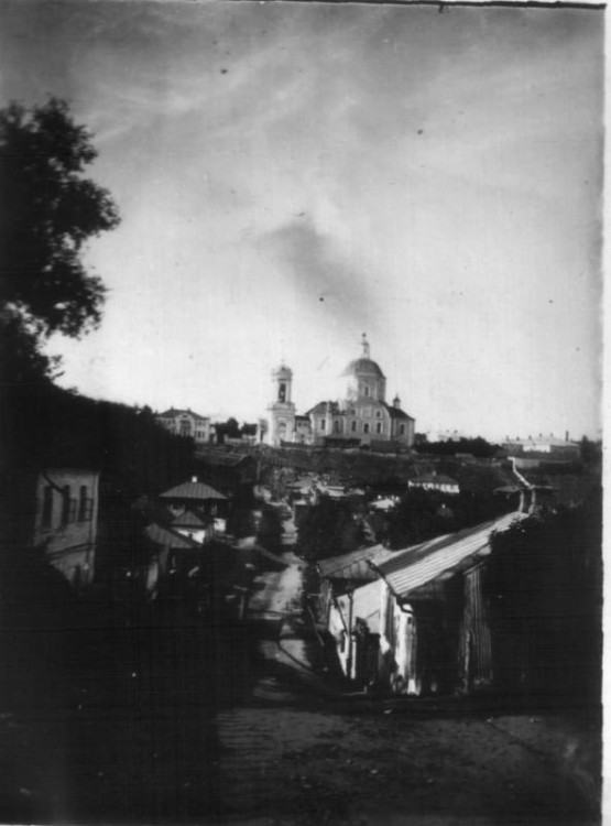 Церковь Воскресения Христова, Воронеж (Воронеж, город, Воронежская область). архивная фотография, Фотография. Вид на Воскресенскую церковь и район перед ней со стороны реки Воронеж в г. Воронеже. До 1900г.
источник: http://museum-vrn.ru/eksponats/eksponat-31441/