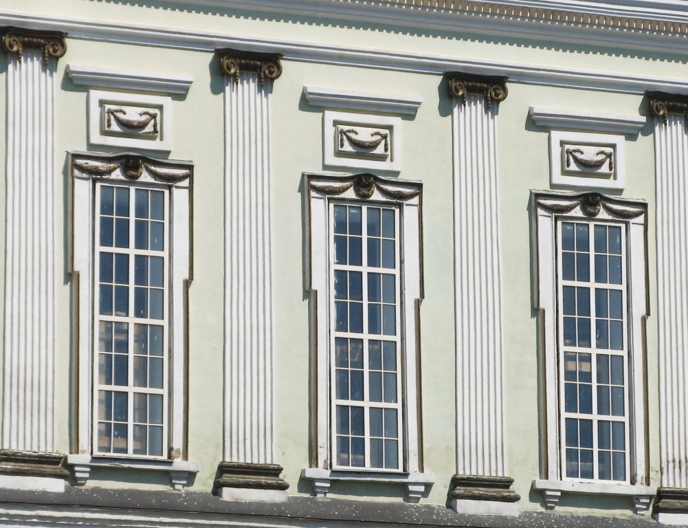 Церковь Рождества Христова (Николозарецкая), Тула (Тула, город, Тульская область). архитектурные детали, Архитектурное оформление оконных проемов верхнего этажа основного объема храма