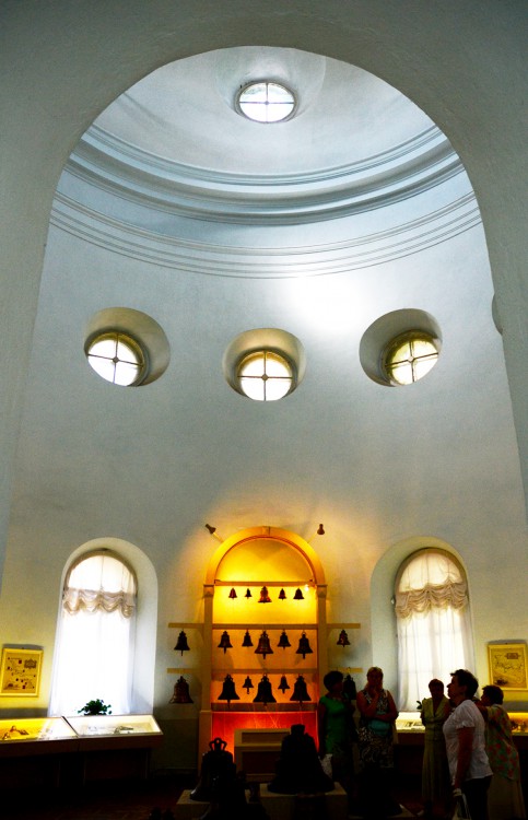 Валдай. Церковь Екатерины. интерьер и убранство, Внутренний вид храма, который в настоящее время занимает музей колоколов.